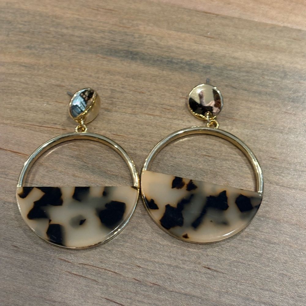 Gold Hoop Drop Earrings with Beige Tortoiseshell Accent